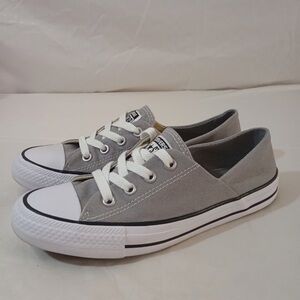 Converse Size 6 Classic Low-Top Canvas Sneakers in Light Gray